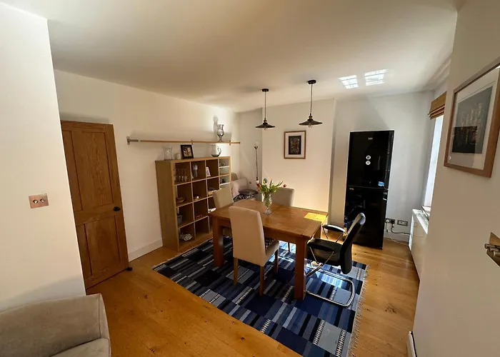 Colindale Lush Stay 30 Mins Central London